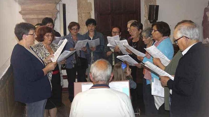 Actuación del coro parroquial durante los actos religiosos organizados anteayer.