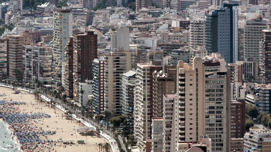 Detenido tras saltar semidesnudo desde la tercera planta de un hotel de Benidorm