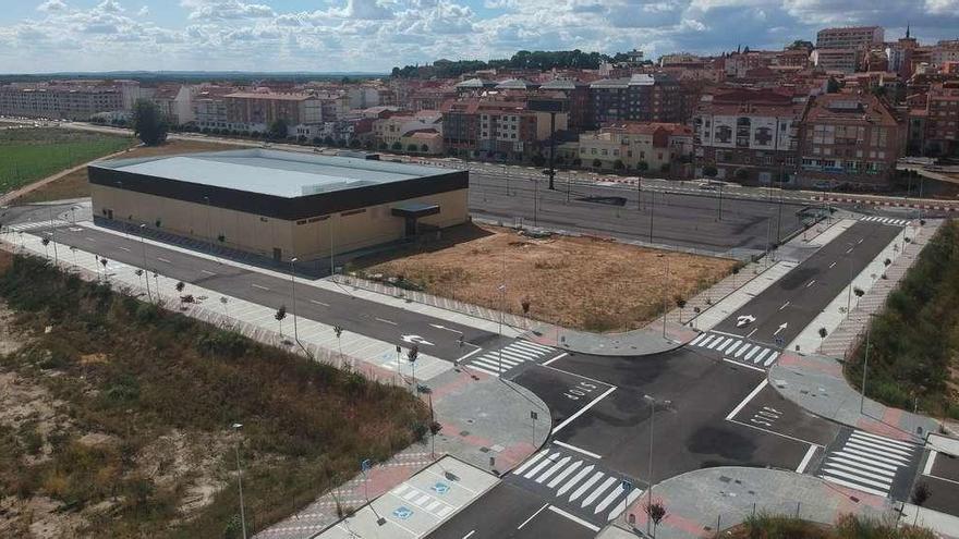 Vista aérea del hipermercado de Gadisa, cuya obra civil concluyó a mediados de junio. La parte que ha sufrido daños en aceras y losa de hormigón se halla en primer plano.