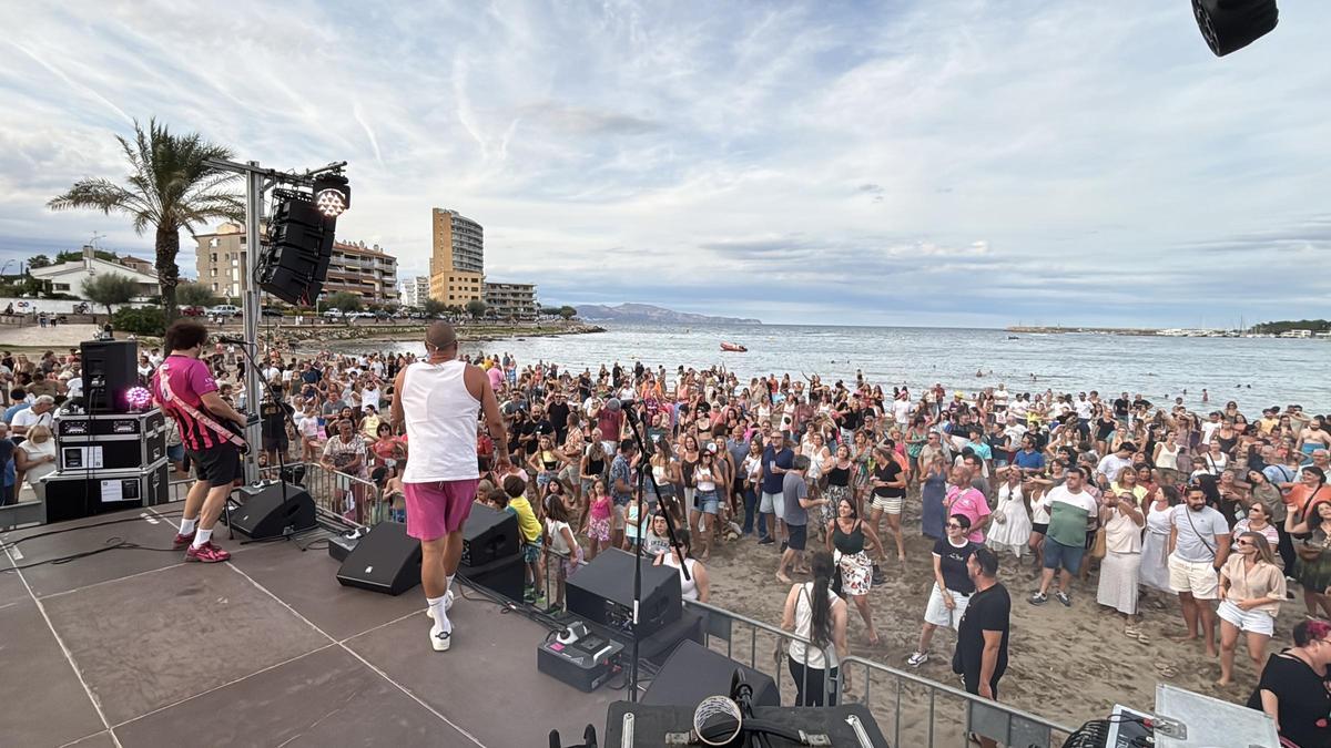 L'orquestra Maribel en Xancletes va fer ballar un munt de gent a la platja de Riells, fa uns dies.