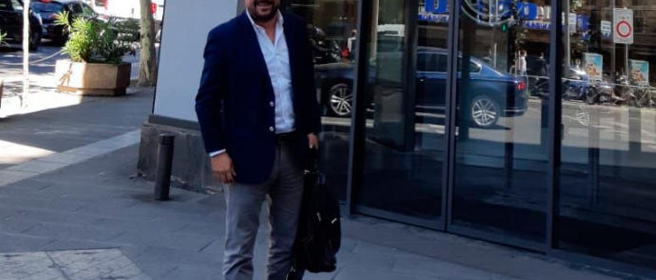 Asier Antona, ayer en la puerta de la sede del PP en Madrid.