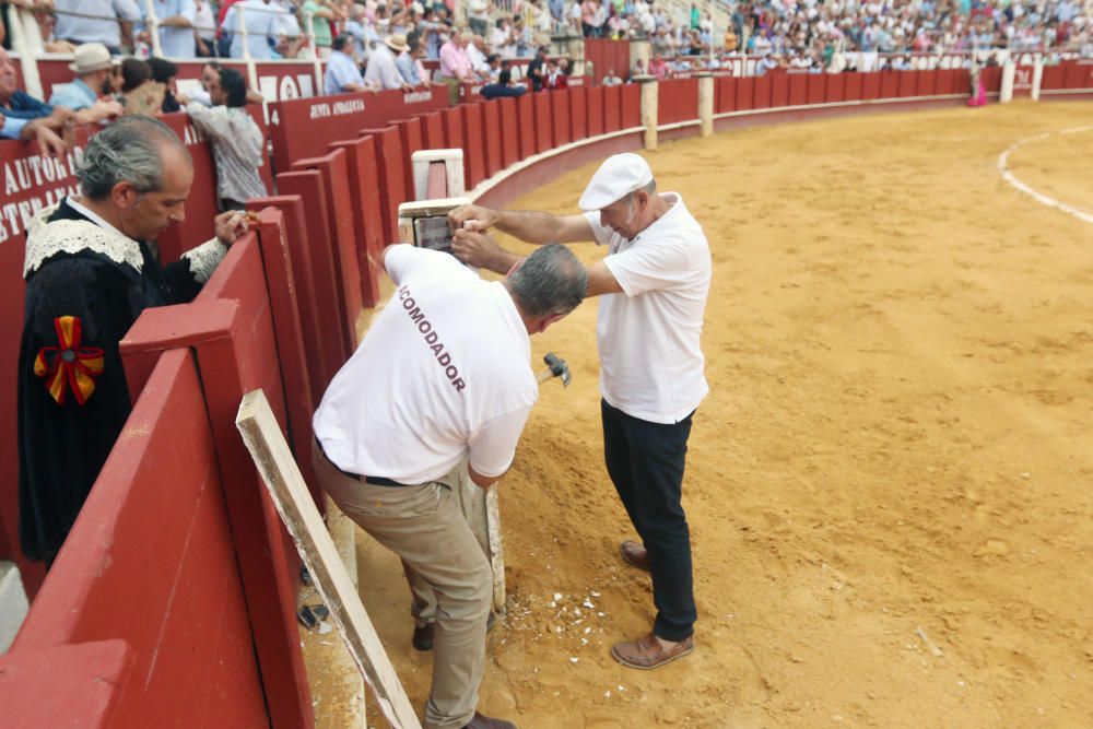 Las imágenes de la tercera corrida de abono de la feria taurina de Málaga en La Malagueta.