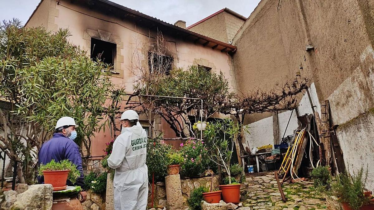 Un agente de la Guardia Civil y un hijo del matrimonio, en el patio de la vivienda calcinada. | Bomberos Toro