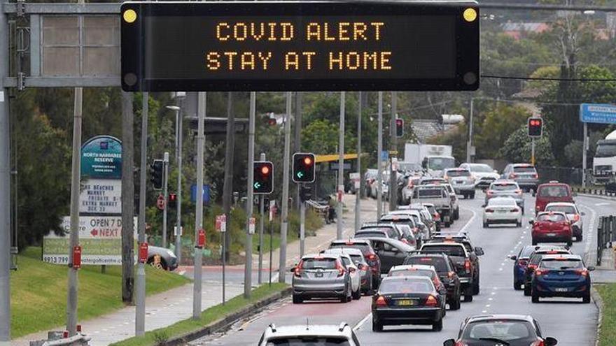 Carteles avisando de la alarma por covid-19 en Australia.