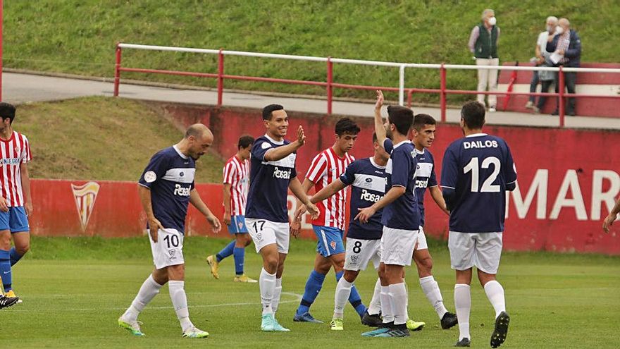 Los jugadores del Marino celebran el gol de Steven. En el círculo, Sergio Sánchez da indicaciones. | Juan Plaza