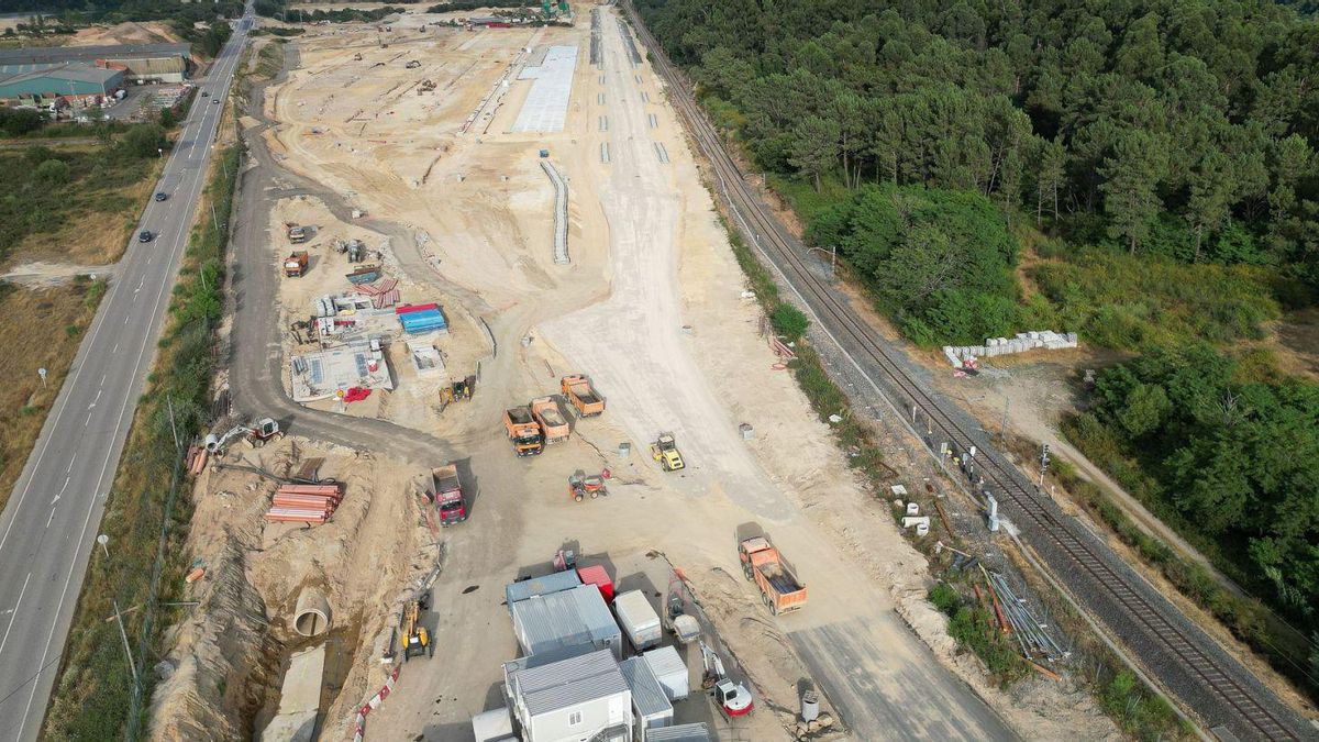 Vista aérea de las obras del apartadero
ferroviario de la Plisan junto
a la línea del Miño.
| Adrián Irago