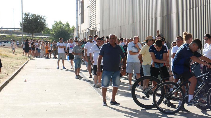 Más de 1.500 aficionados cordobeses y béticos hacen cola para comprar entradas del Trofeo Puertas de Córdoba