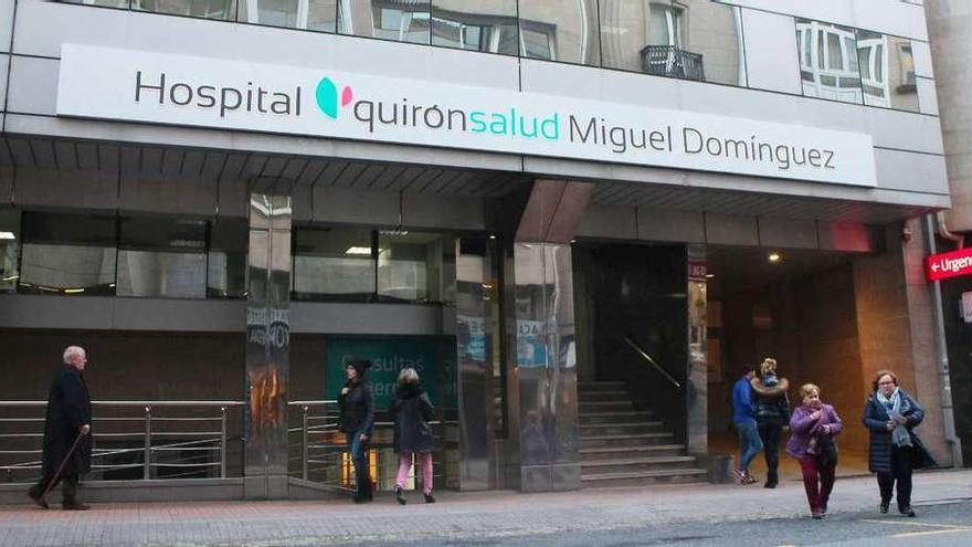 Nueva rotulación del hospital en la entrada de urgencias por Castelao. // FdV