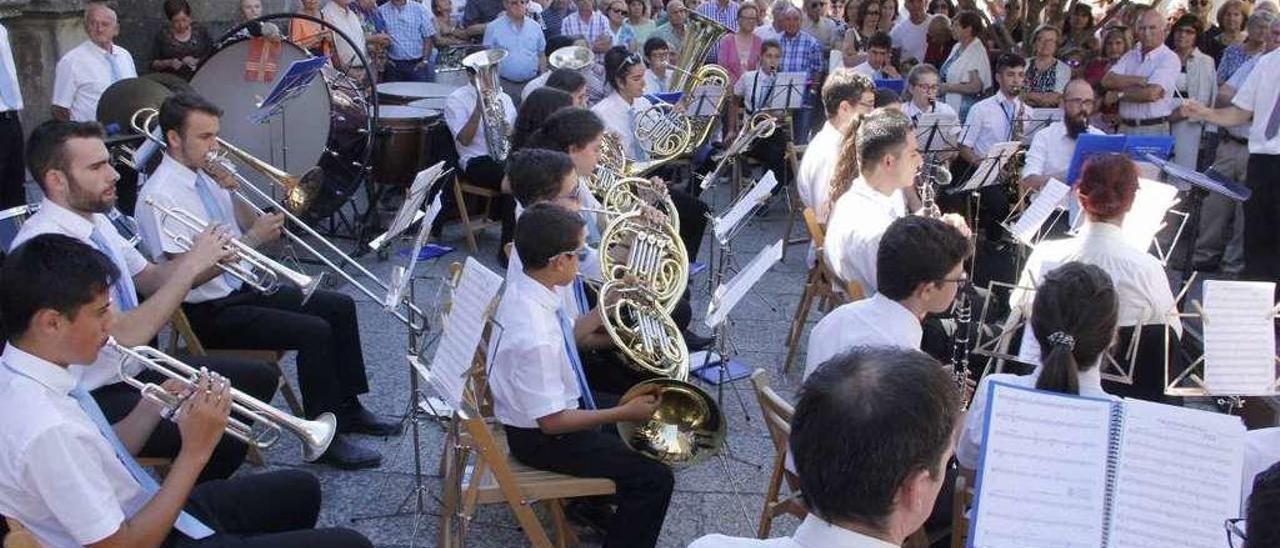 Concierto de la banda de música Belas Artes en el atrio de la excolegiata de Cangas. // Santos Álvarez