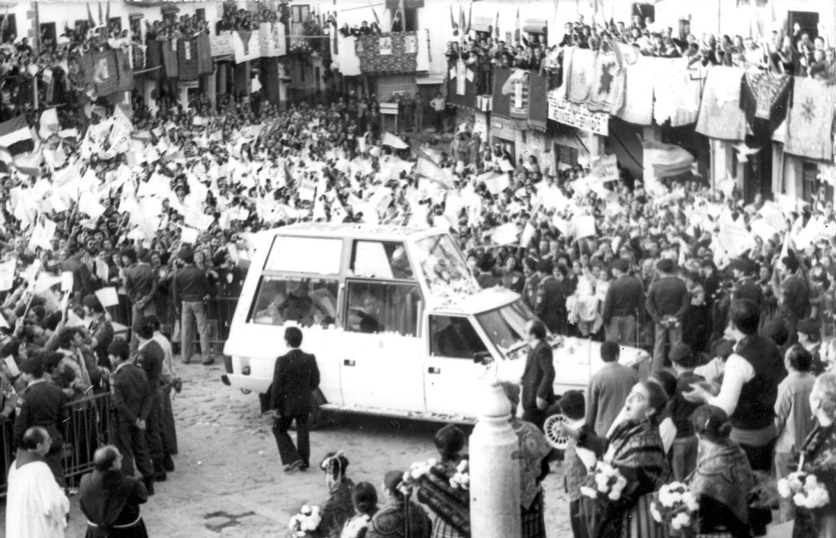 El papamóvil entrando en la plaza de Guadalupe.