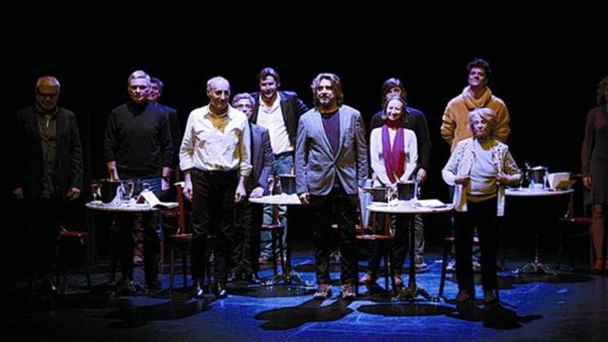 Tricicle, Arquillué y Carulla, en primer plano, anoche tras el montaje de apertura del centenario del Institut.