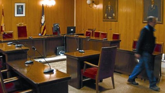 La sala de los juzgados de Palma donde hoy prestará declaración Iñaki Urdangarín está presidida por una foto del Rey.