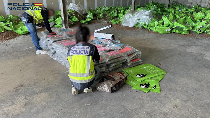 Cuatro detenidos en Rojales y Orihuela con 114 kilos de marihuana en sacos de pellets