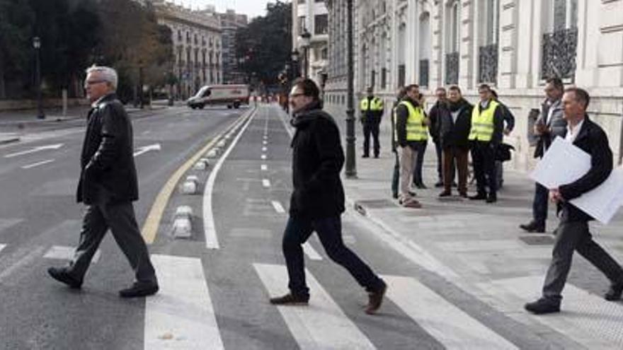 Joan Ribó, seguido de Giuseppe Grezzi, durante la visita al nuevo carril bici.