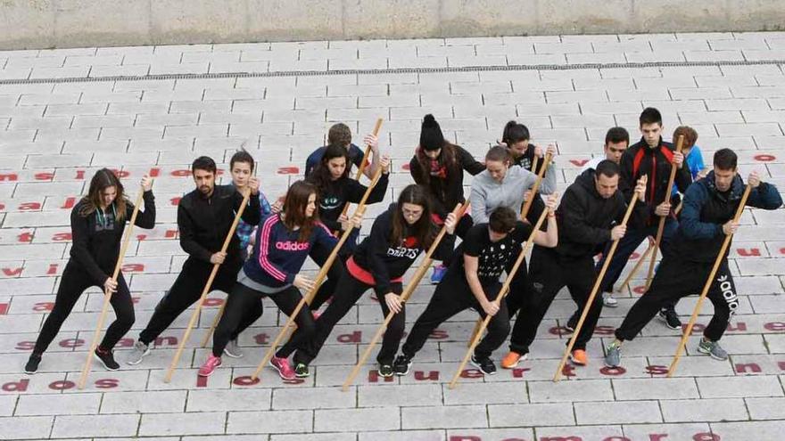 Los estudiantes del ciclo de Primaria, durante su representación en el anfiteatro.