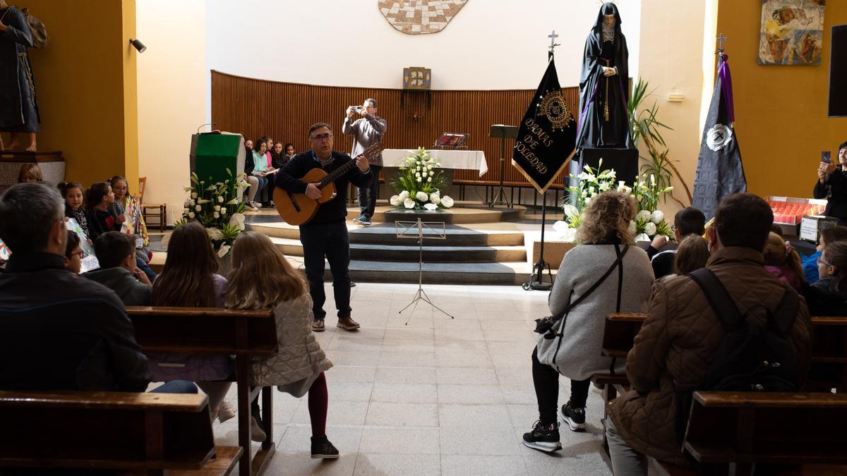 Ofrenda de los niños a la Virgen de la Soledad en la parroquia de San José Obrero