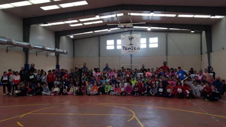 Los escolares se divierten con el atletismo