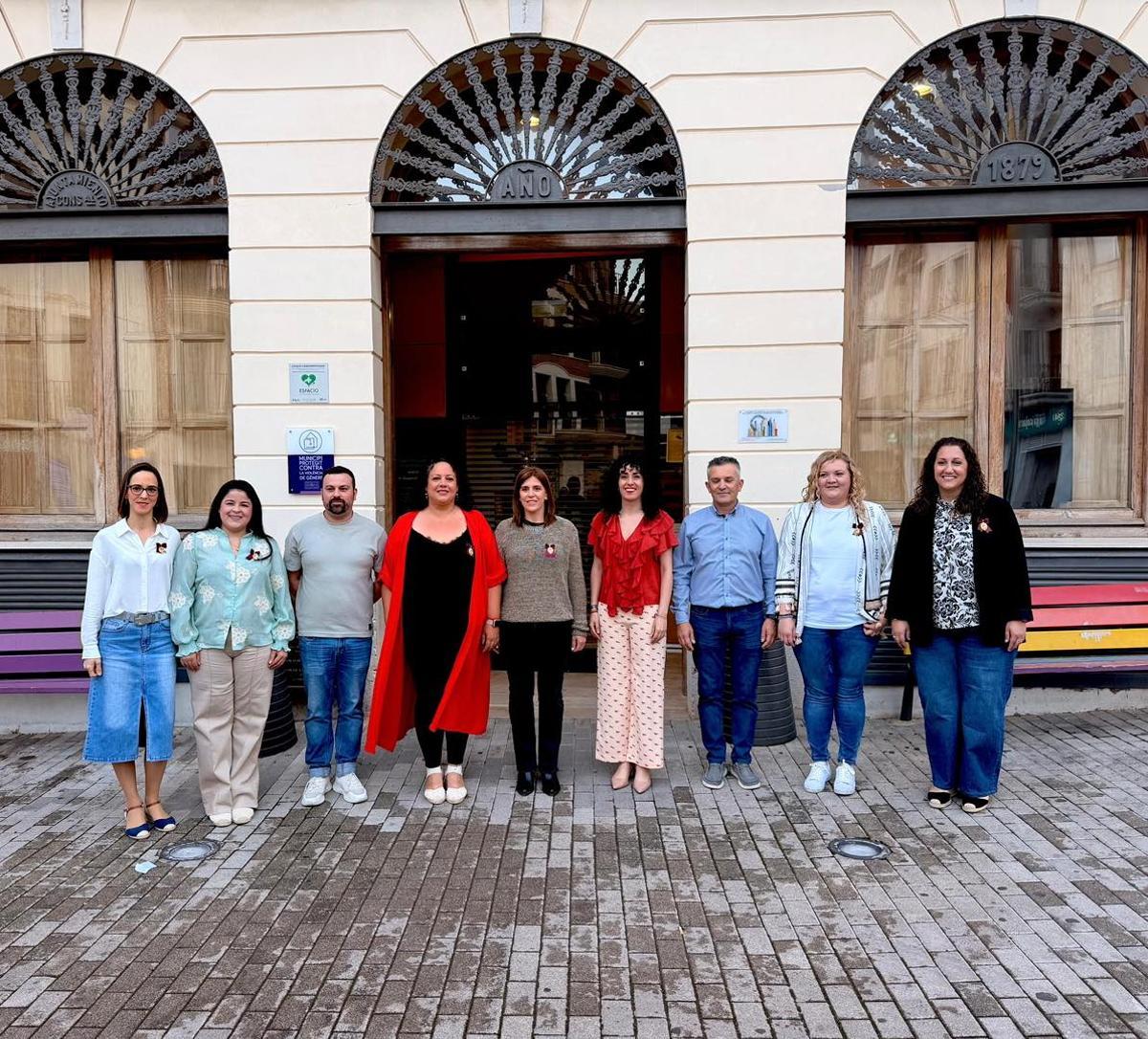 La fallera mayor, la presidenta y la corte de honor, junto a la alcaldesa y el concejal de Fiestas de Tavernes.