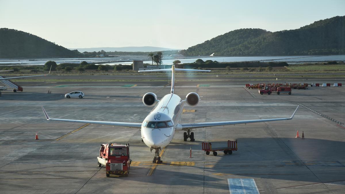 Un avión en la plataforma del aeropuerto de Ibiza. César Navarro