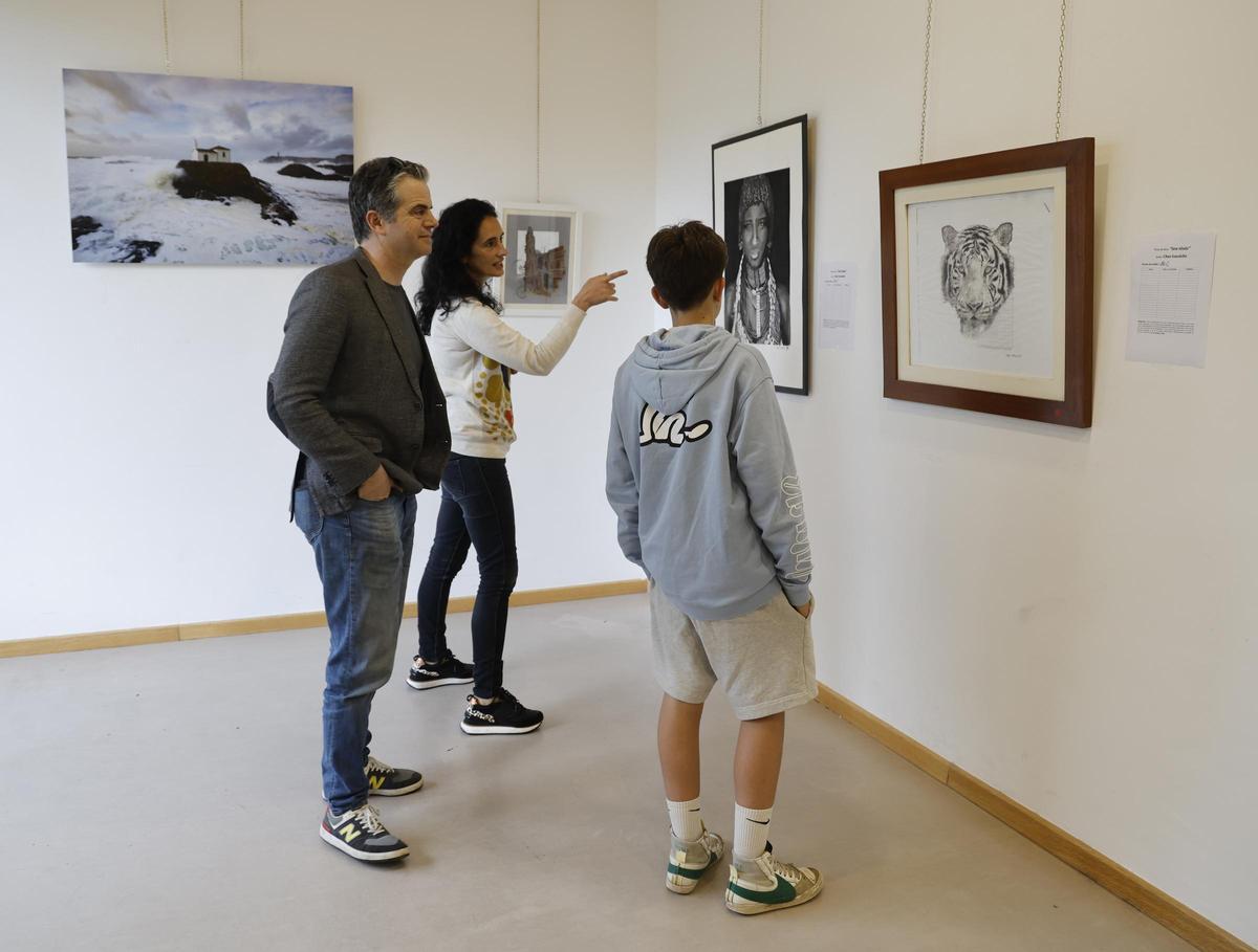 Visitantes en la exposición por la causa palestina.