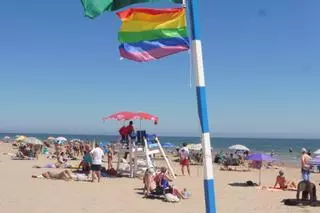Condena unánime al ataque a las banderas LGTBI de la playa de Gandia: "Aquí no caben los mensajes de odio ni de intolerancia"