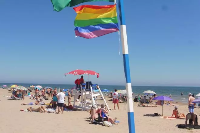 Condena unánime al ataque a las banderas LGTBI de la playa de Gandia: "Aquí no caben los mensajes de odio ni de intolerancia"
