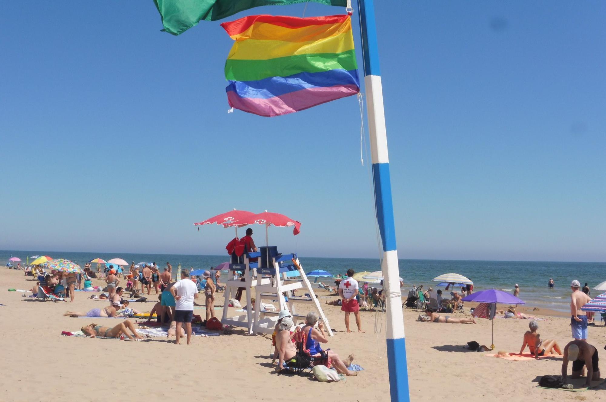Bandera LGTBI ya respuesta en la playa Nord de Gandia, este mediodía.