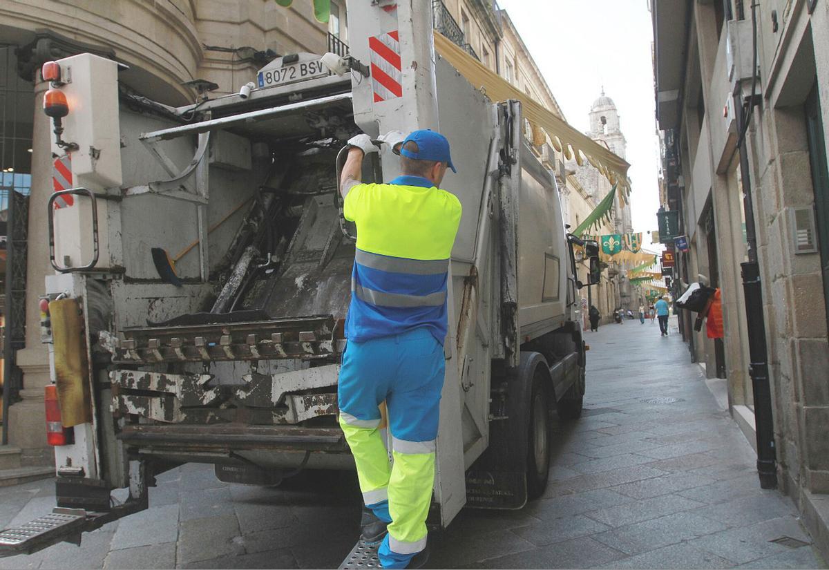 Servicio municipal de recogida de basura en Ourense.
