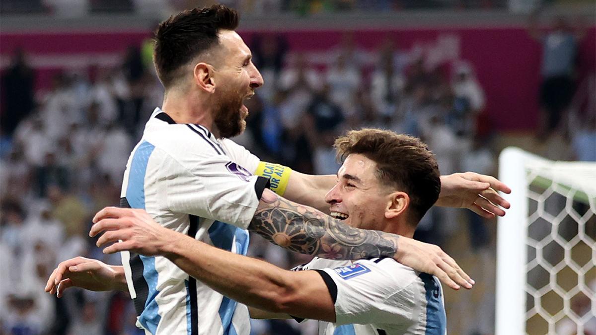 Julián Álvarez celebra su gol a Australia con Leo Messi