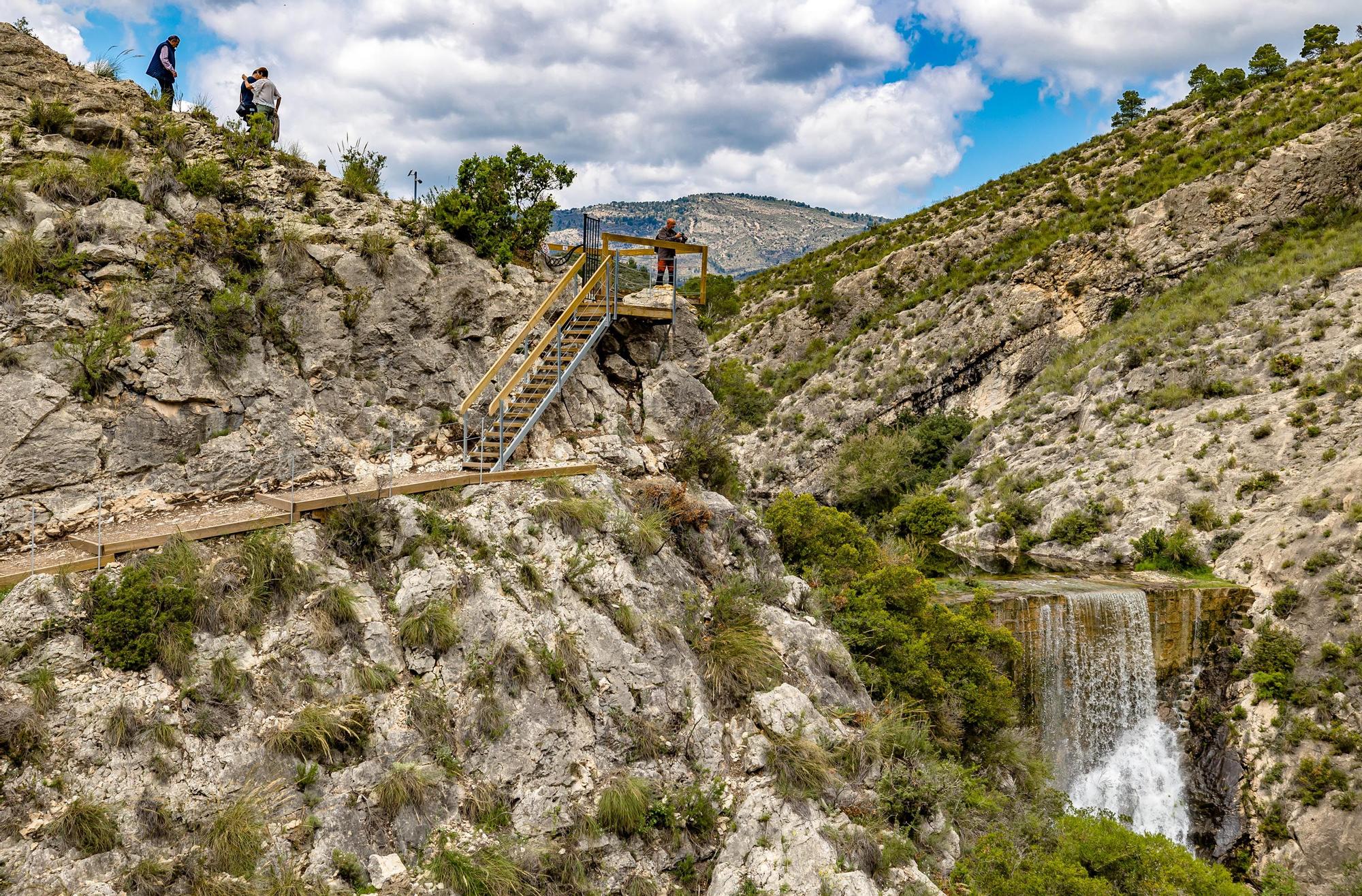 El pantano de Relleu, con 400 años de historia, está en desuso desde que en los años 40 se construyera el del Amadorio, de mayor capacidad pero en él se sigue almacenando agua cuando llueve como ha ocurrido las últimas semanas. Tanta que se ha desbordado por la parte más alta y deja una imagen única con una cascada cayendo al estrecho barranco de 40 metros.