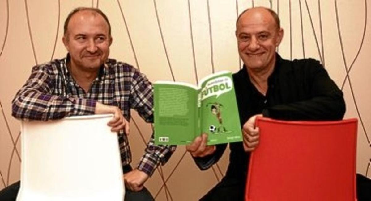 Sergi Mas (esquerra) i Pere Escobar, amb el llibre del primer a la FNAC Diagonal, ahir.