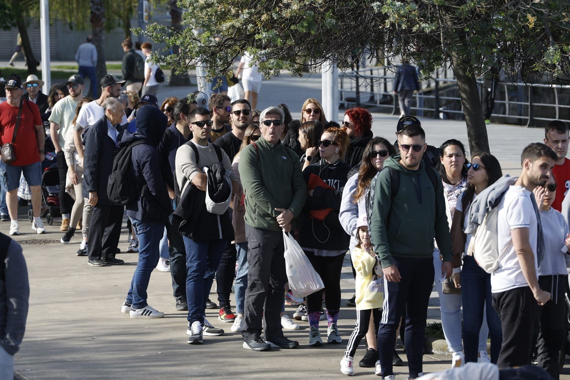 Larguísima cola para coger el barco a Cíes