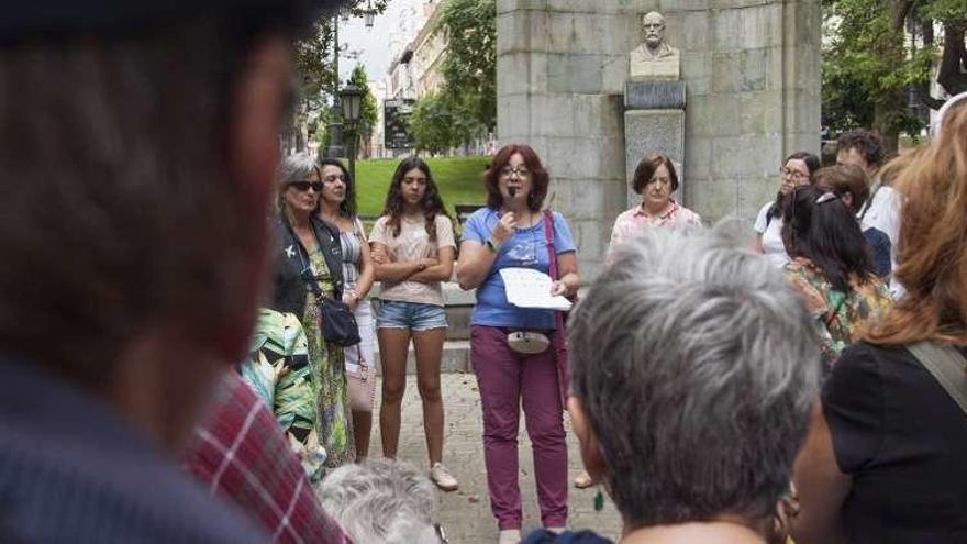 Los asistentes a la ruta literaria de &quot;La Regenta&quot;, ayer, escuchando a la guía Chelo Veiga.