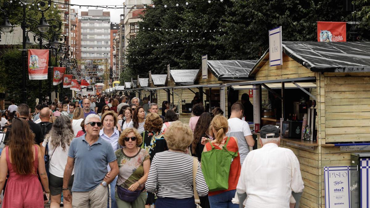 Paseantes por las casetas del Paseo Gastro en Begoña.
