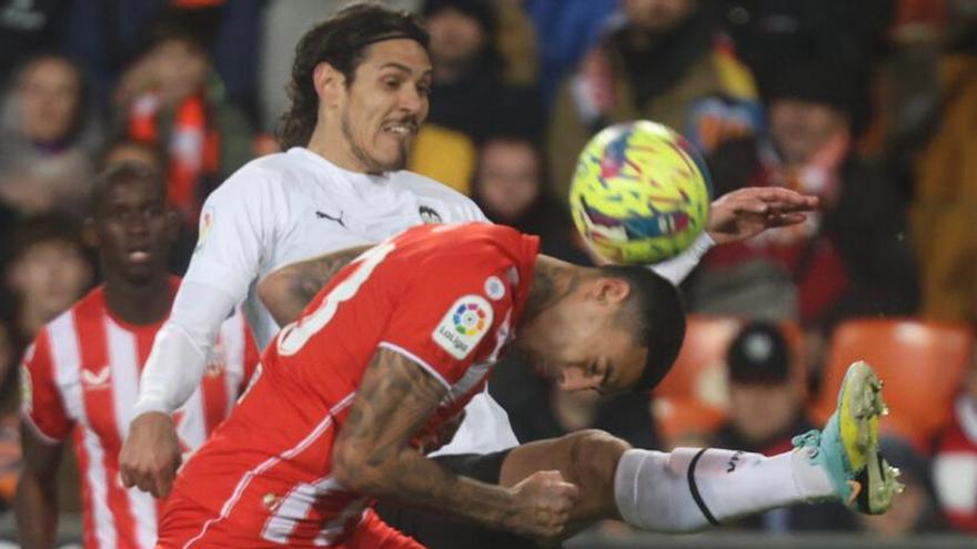 Cavani intenta rematar frente al Almería