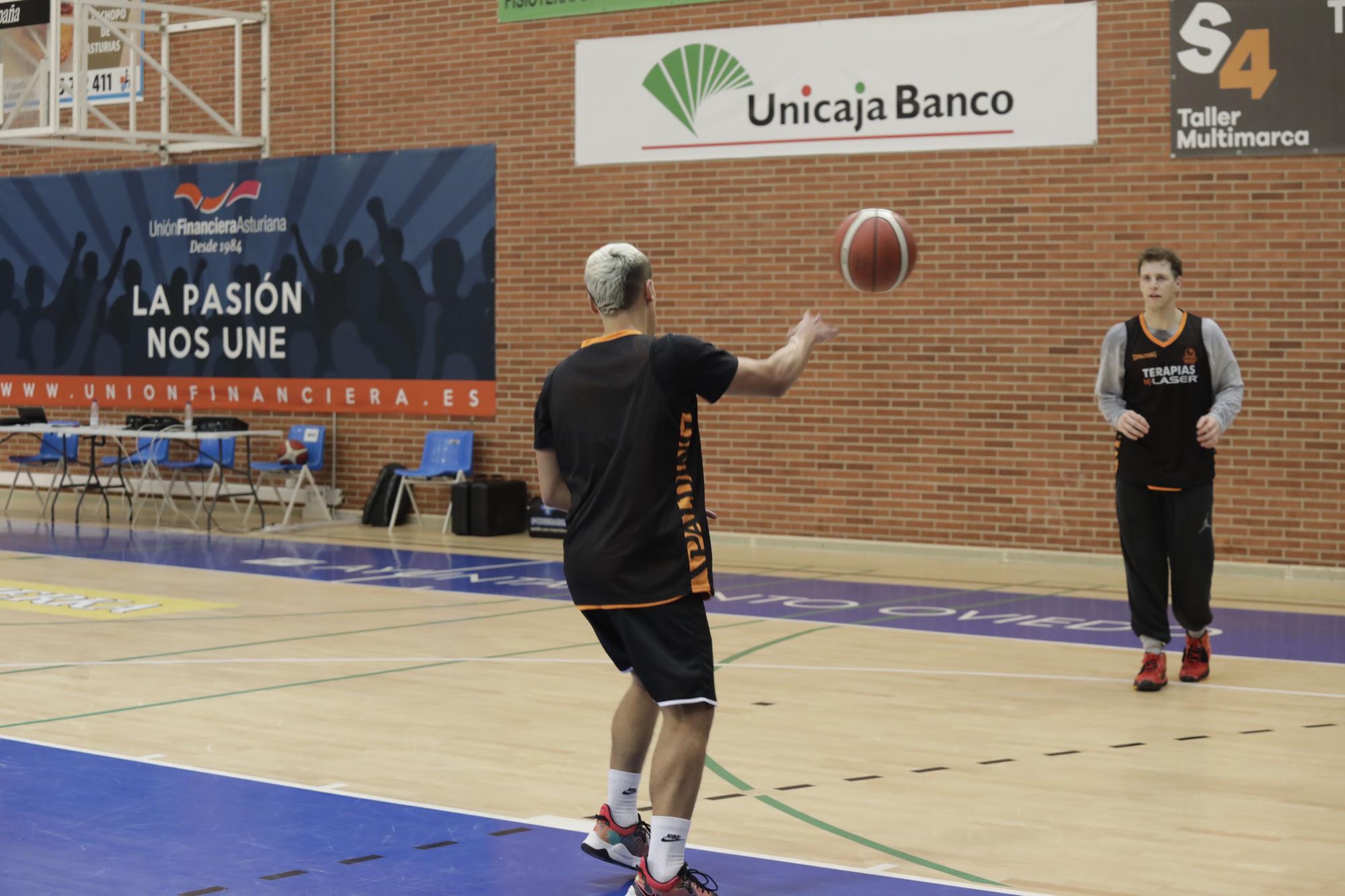 Entrenamiento del Oviedo Club Baloncesto en Pumarín