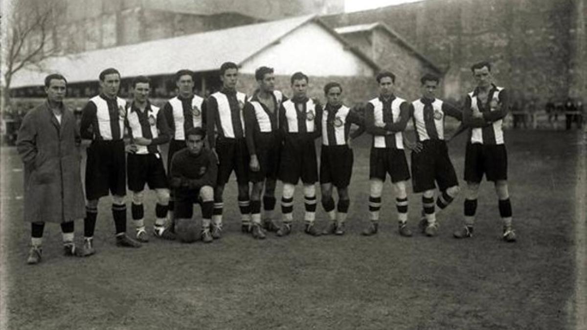Ventura, agachado y vestido de portero, en una foto tomada en San Sebastián, en 1920, antes de un partido amistoso del Espanyol contra la Real Sociedad, durante una gira.