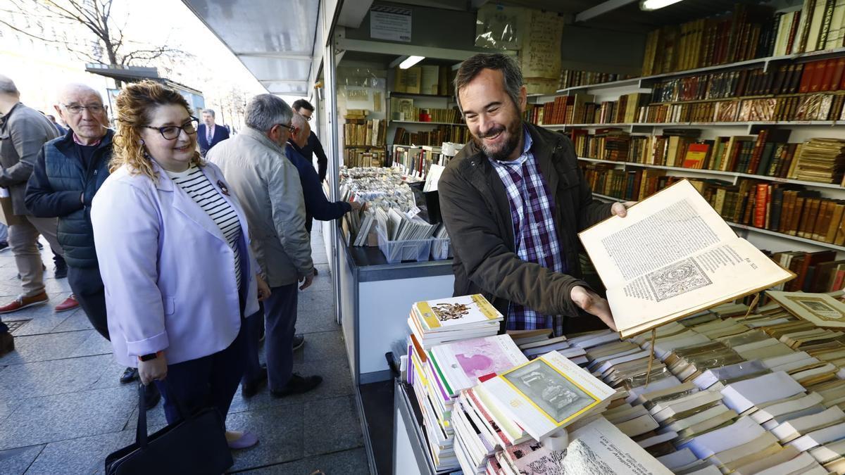 Nacho Asín, de la librería zaragozana Luces de Bohemia, en una pasada edición de la feria.