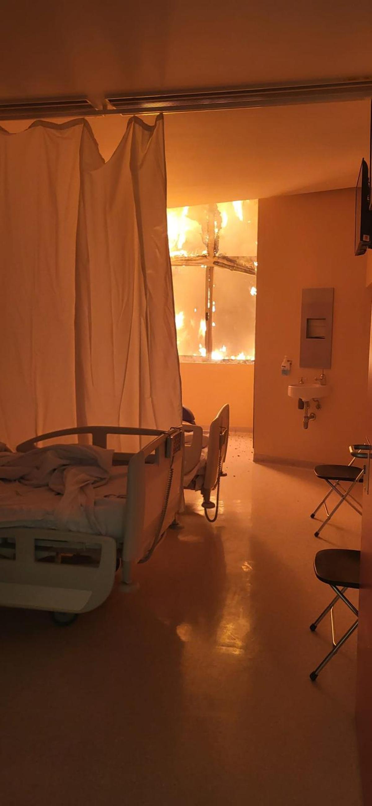 Vista de las llamas desde el interior de una de las habitaciones del Santa Lucía.