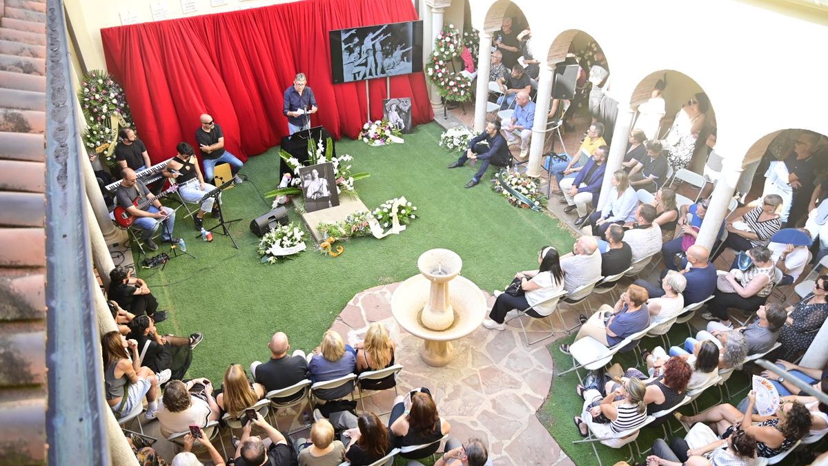 FOTOGALERÍA I Emotivo último adiós de Vila-real al actor y director teatral Joan Raga