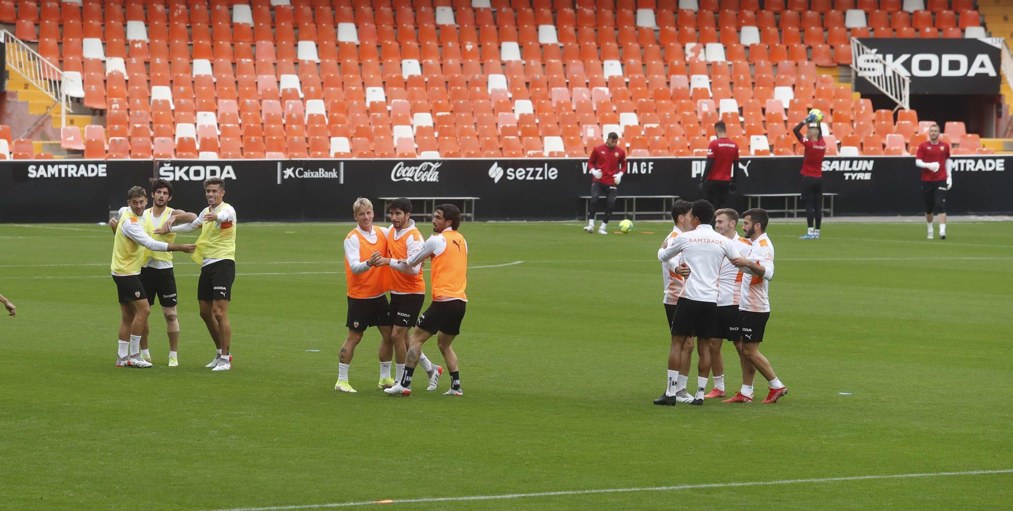 El Valencia entrena en Mestalla antes del partido frente al Villarreal