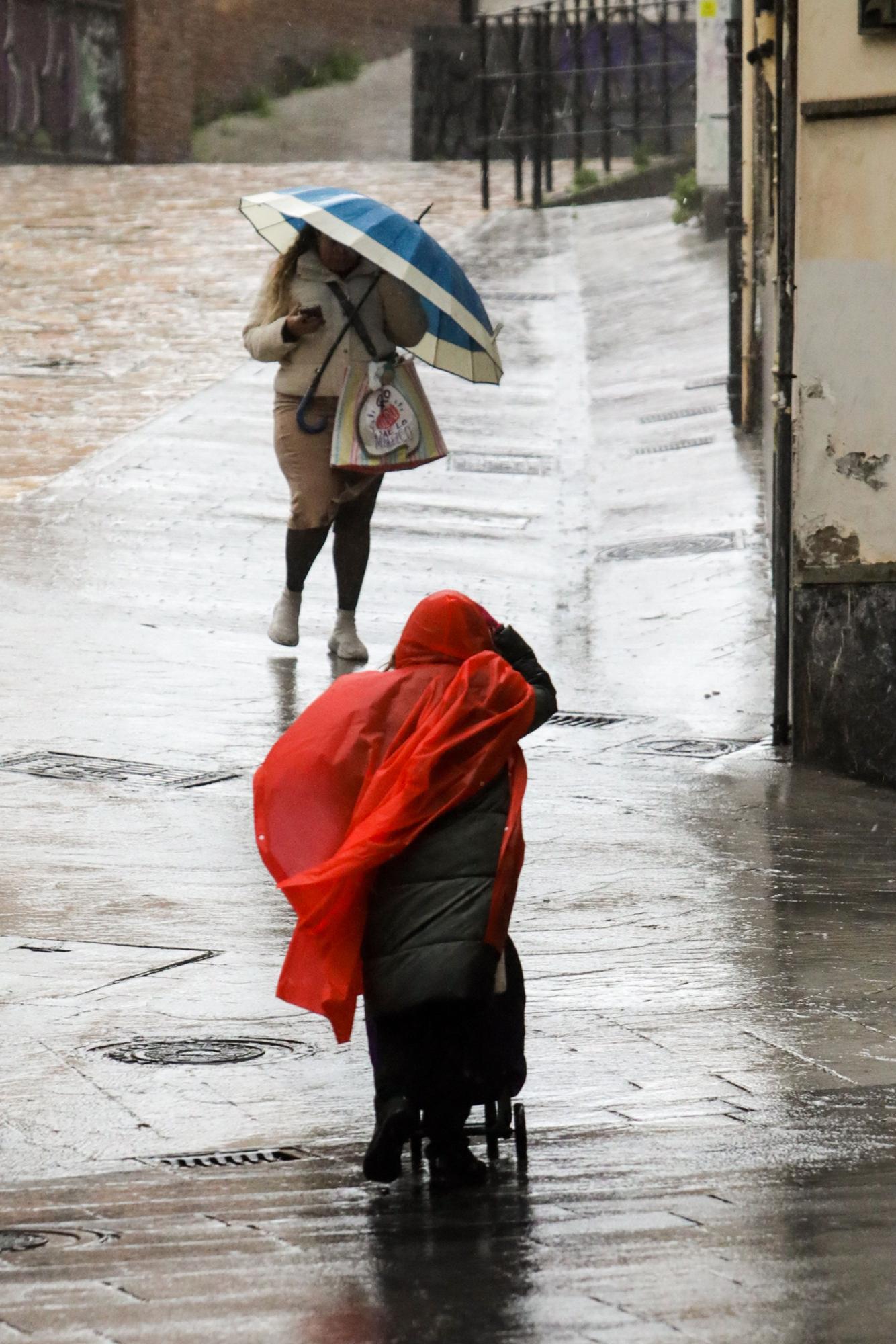 EN IMÁGENES: Así está siendo el temporal del lluvia, viento, oleaje y nieve que azota Asturias