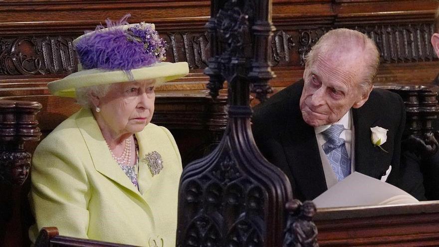 La reina Isabel II y su esposo reciben la vacuna contra el covid