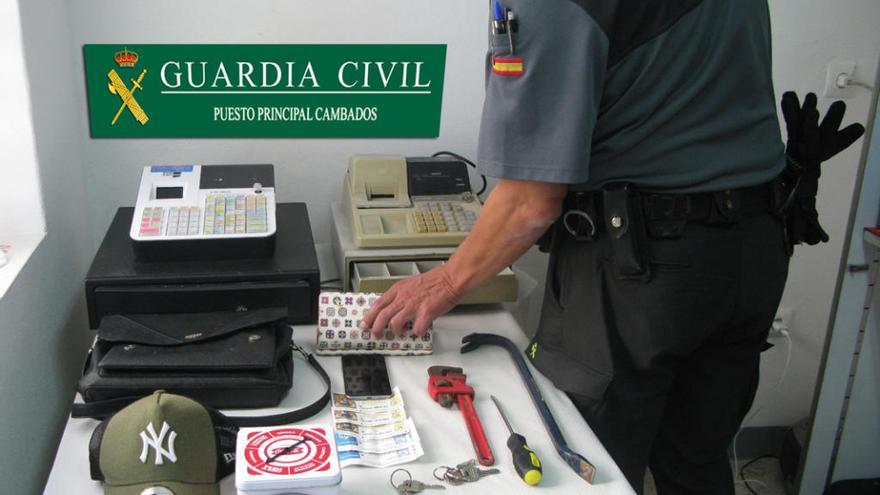 Los objetos decomisados al detenido por parte de la Guardia Civil