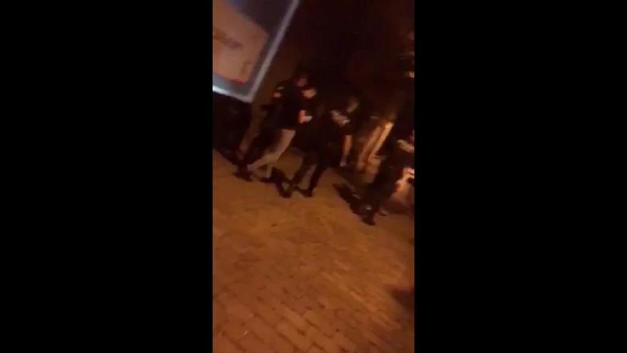 La Policía de Porto Cristo a un joven tras darle cuatro porrazos: "Ven aquí maricón"