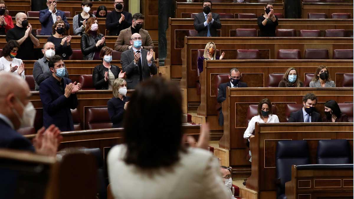 Aplausos de todos los grupos del congreso, menos de Vox, al recordar a las víctimas de la violencia de género en España