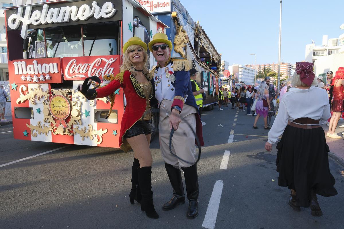 Por la izquierda, Delia y Antonio, domadores de la Cabalgata de Maspalomas.