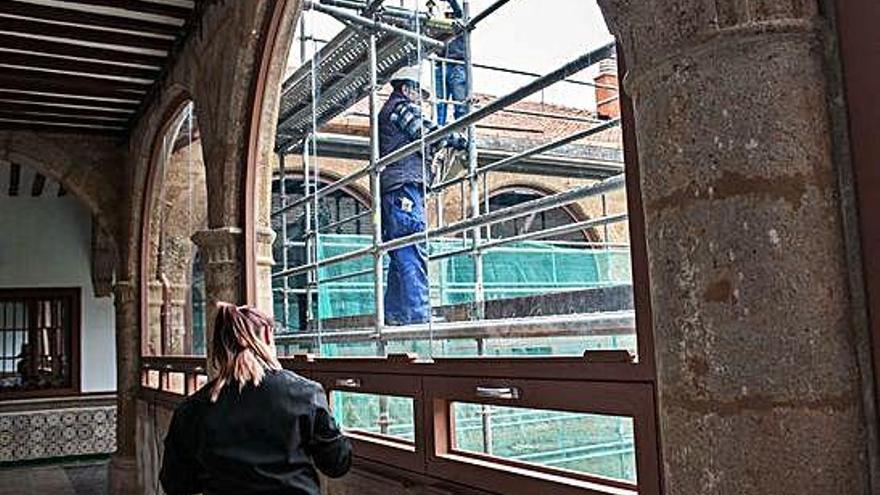 Operarios trabajan en la renovación de la carpintería del Hospital de la Piedad en 2016.