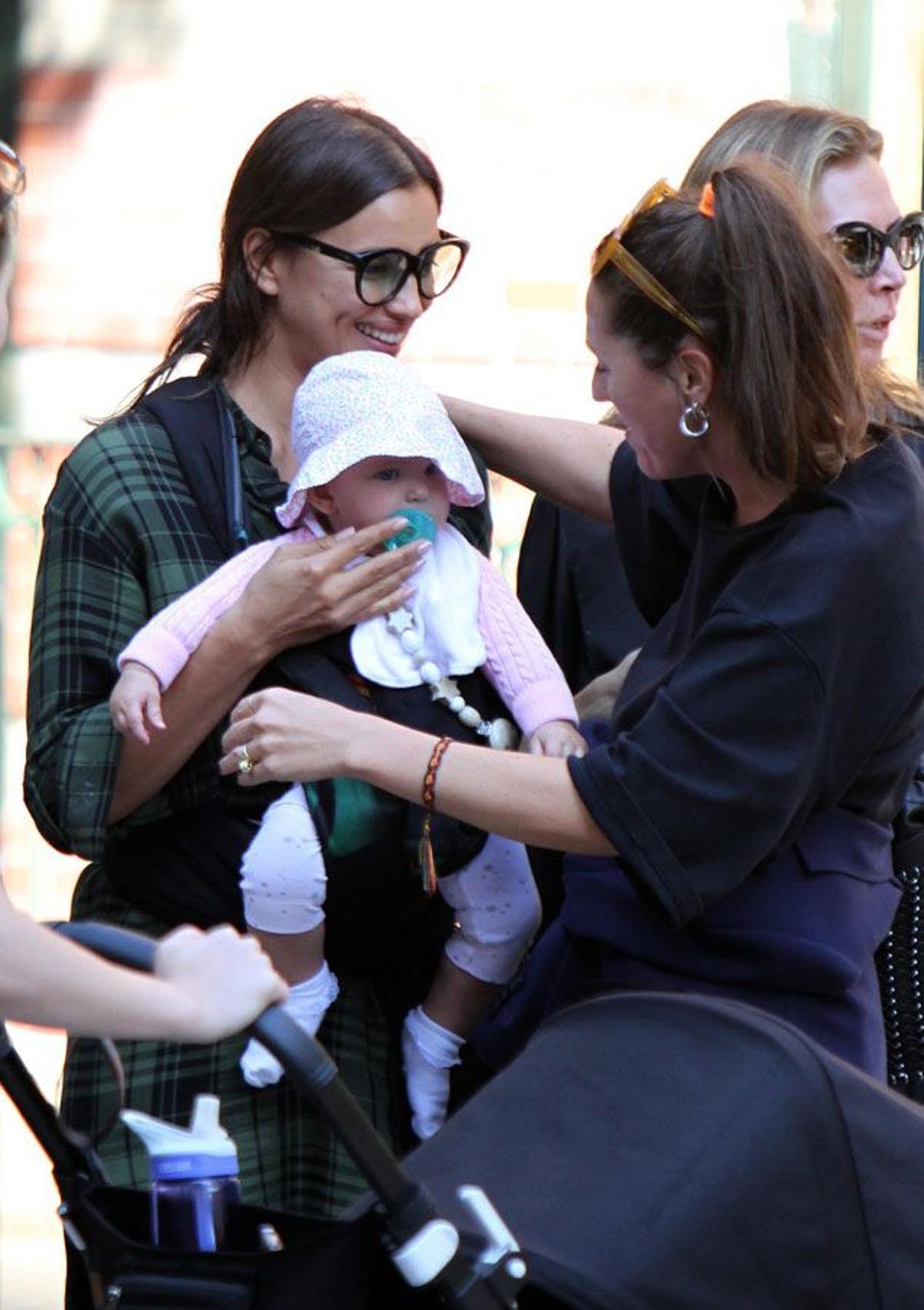 Irina Shayk en Nueva York paseando junto a su hija Lea de Seine