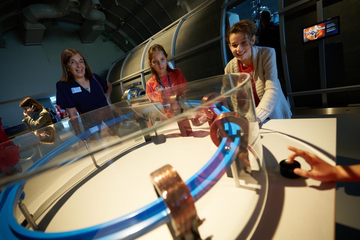 Unas niñas comprueban jugando en el CERN que. cuando las partículas se aceleran en el LHC, los impulsos magnéticos deben enviarse en un momento muy preciso.